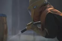 Пескоструйная очистка автобетономешалок Пескоструйная очистка автобетономешалок